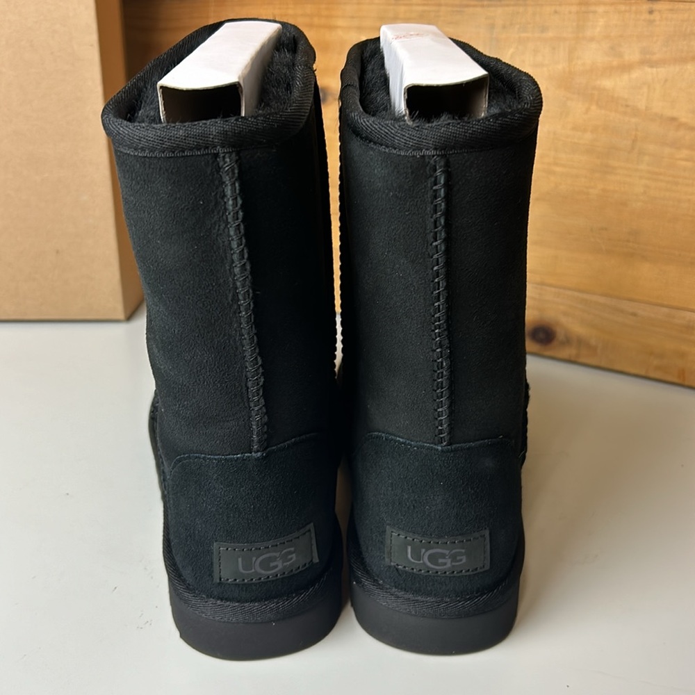 NIB Women’s UGG Classic Short II Black Shearling Sheepskin Boots - Picture 5 of 6